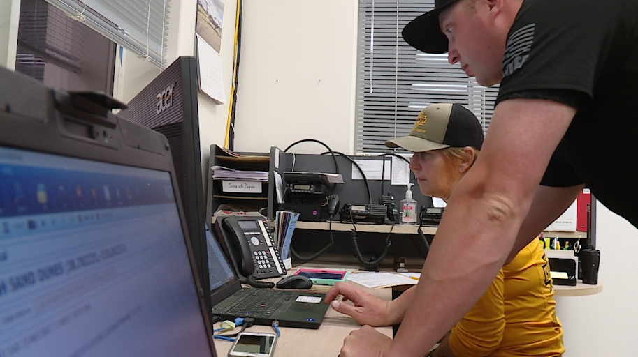 Melissa Nerone and Sgt. Brad Hines track an on-the-ground SAR team. (KSL TV)