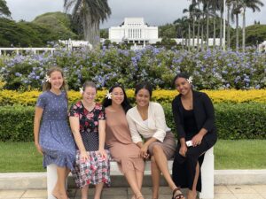 Hailey Chang, middle, and other young women at the Laie Hawaii Temple. (Photo: Hailey Chang)