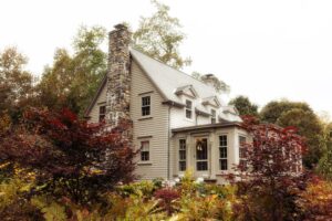 If you move fast and get lucky, you could book Martha Stewart's Tenant House in New York state for one night for a stunningly low price. (Booking.com)