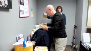 Wetzel packing his meals in a delivery bag. (KSL TV)