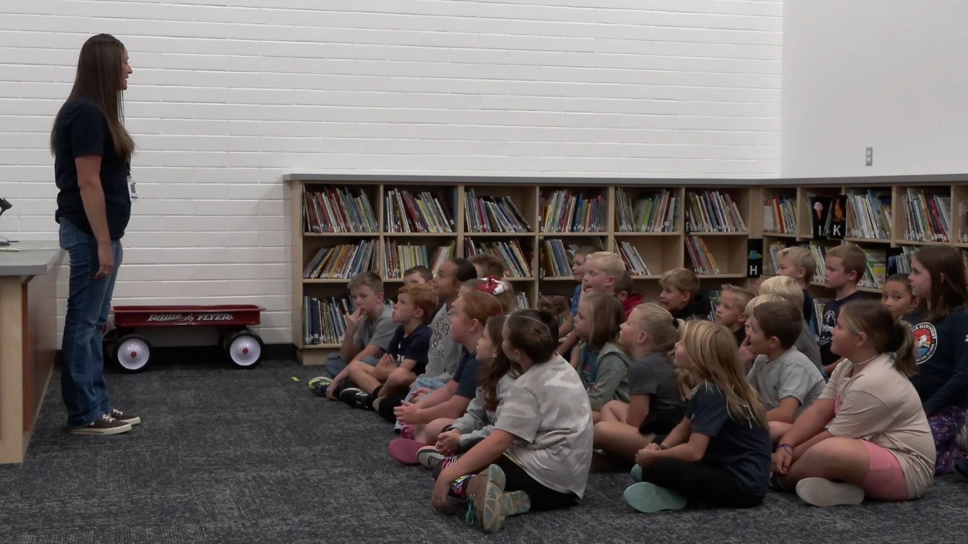 The Mona school librarian teaching in the new library. (KSL TV)