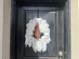 DIY this viral ghost wreath! Here are the supplies and how-to...