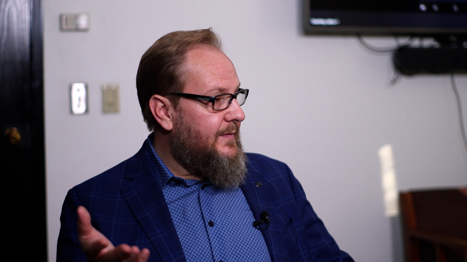Cyber security expert Earl Foote sharing his knowledge on scam prevention and technology. (Jack Grimm, KSL)