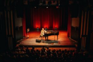 Emma Nissen preforming live. (Emma Nissen)