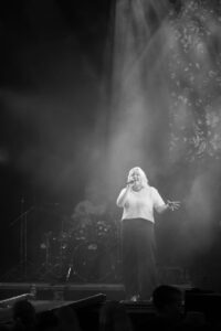 Emma Nissen preforming live.(Emma Nissen)