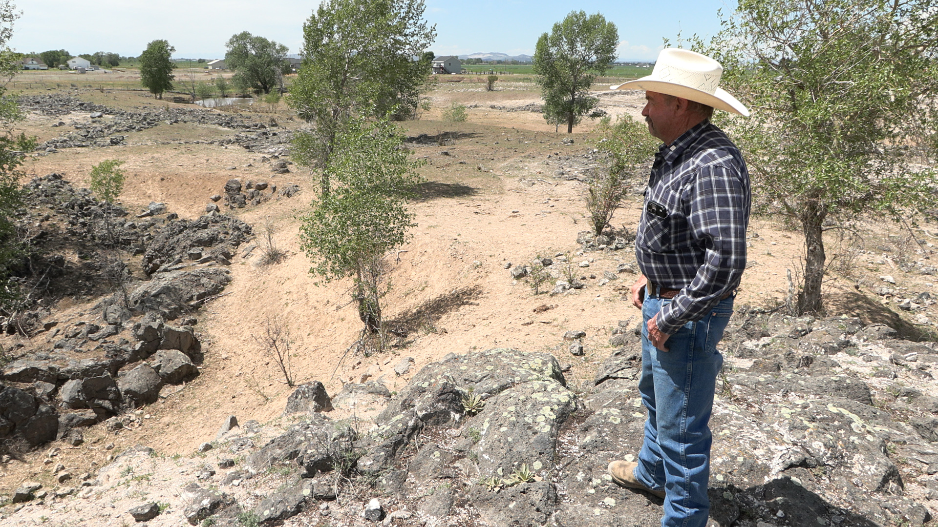 Lee Munns looks out at exposed lava rock and gaping holes that remain from the massive flood in 1976. (Mike Anderson, KSL)